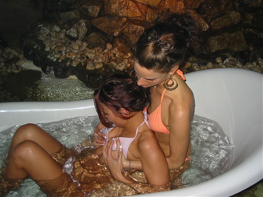 Женщины развлекаются в ванной с водой