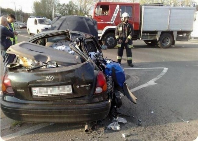 Столкновение автомобиля и мотоциклиста в Венгрии (5 фото)
