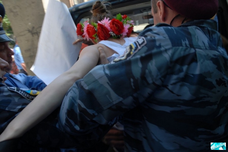    FEMEN (15 )