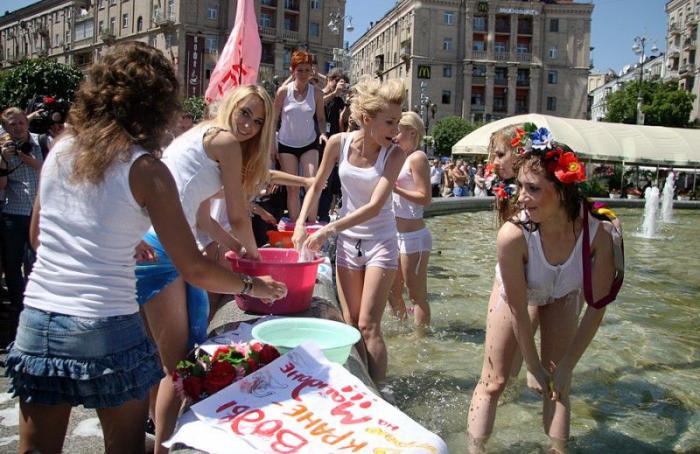 Femen - мокрые майки (10 фото )