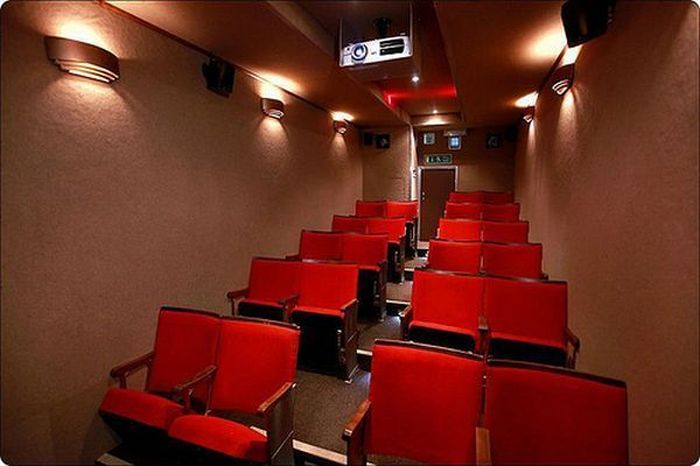 Гениальное изобретение автобус-кинотеатр (5 фото)