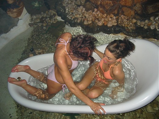 Женщины развлекаются в ванной с водой