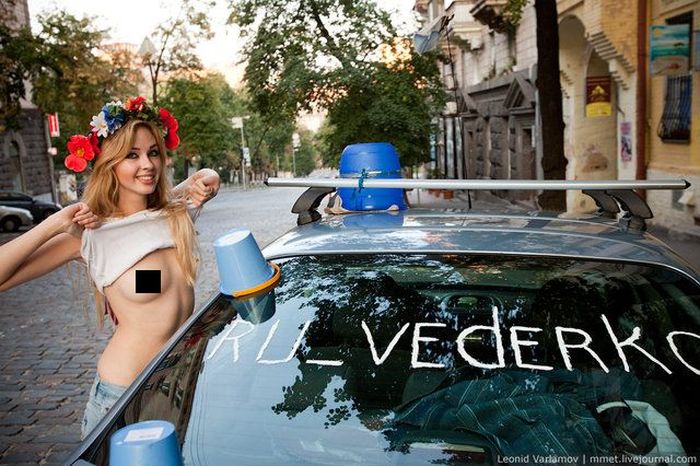Общество Синих ведерок в гостях у FEMEN (6 фото) Общество Синих ведерок в гостях у FEMEN (6 фото)
